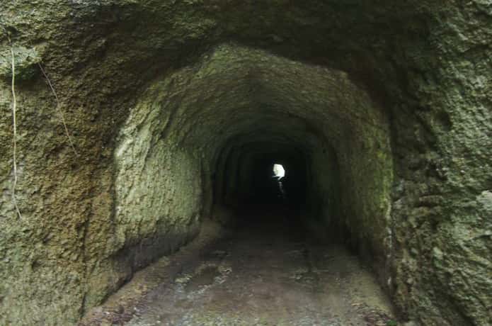 宮戸島　トンネル内部