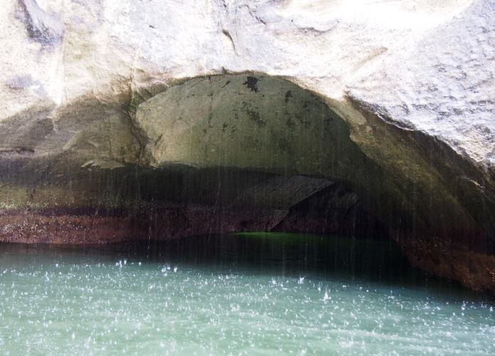 奥松島　エメラルドグリーンの洞窟