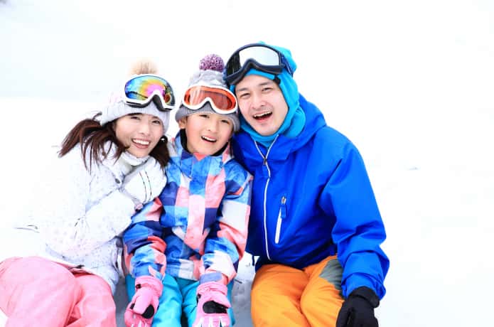 スキーウェアを着た家族
