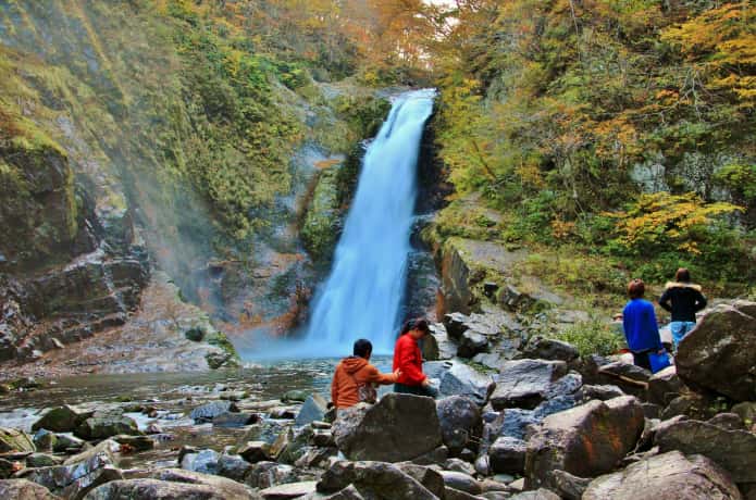 秋保大滝を観賞する人々
