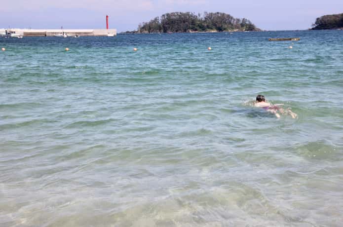 小田の浜で泳ぐ子供