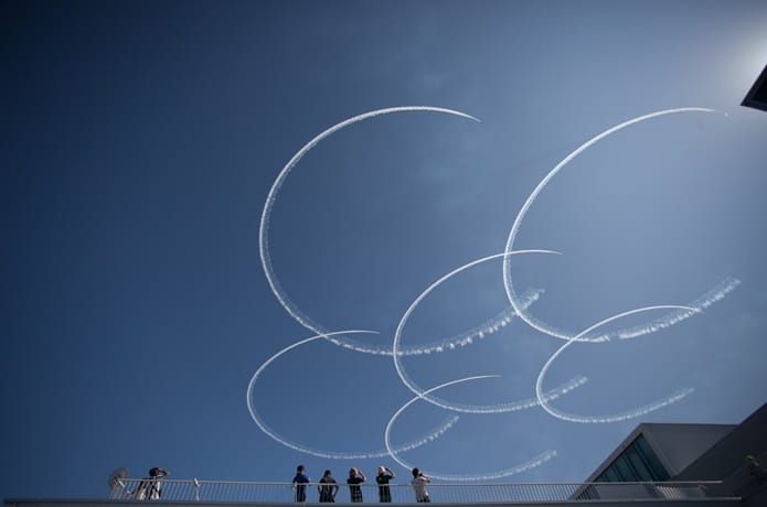 東松島市上空に広がるブルーインパルスの五輪の輪