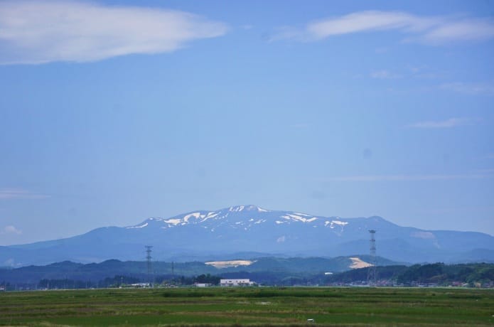市内から見た栗駒山