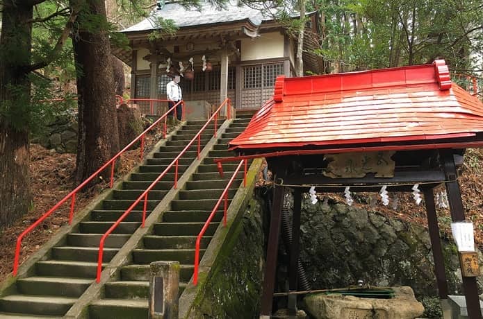 萬蔵稲荷神社　拝殿に続く階段