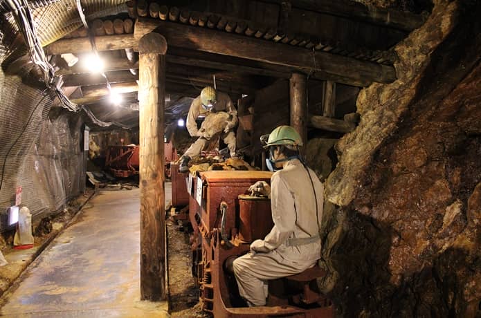 作業する鉱夫たち