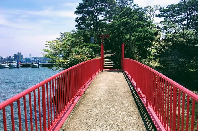 籬神社橋の上