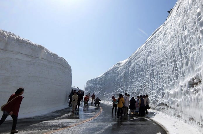 蔵王エコーライン　雪の壁